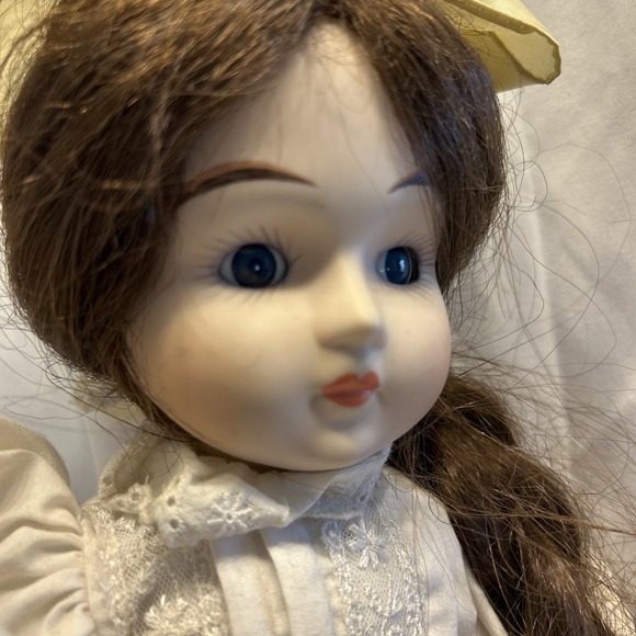 1986 Seymour Mann Collectors Guild Doll Brunette with Blue Eyes with stand - Picture 12 of 12
